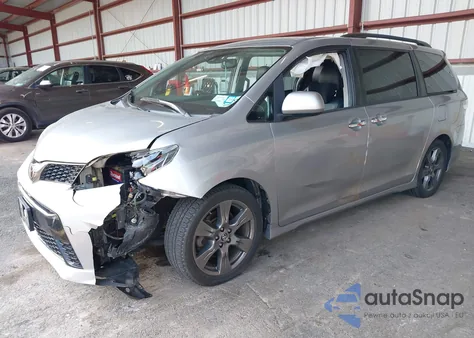 2018 Toyota Sienna Se/Se Premium z USA, uszkodzony, nr VIN 5TDXZ3DC0JS950481